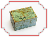 Confiserie Paul Hay vers 1910 Fer blanc  recouvert de papier vers 1910 11 x 7,5 x 6 cm.